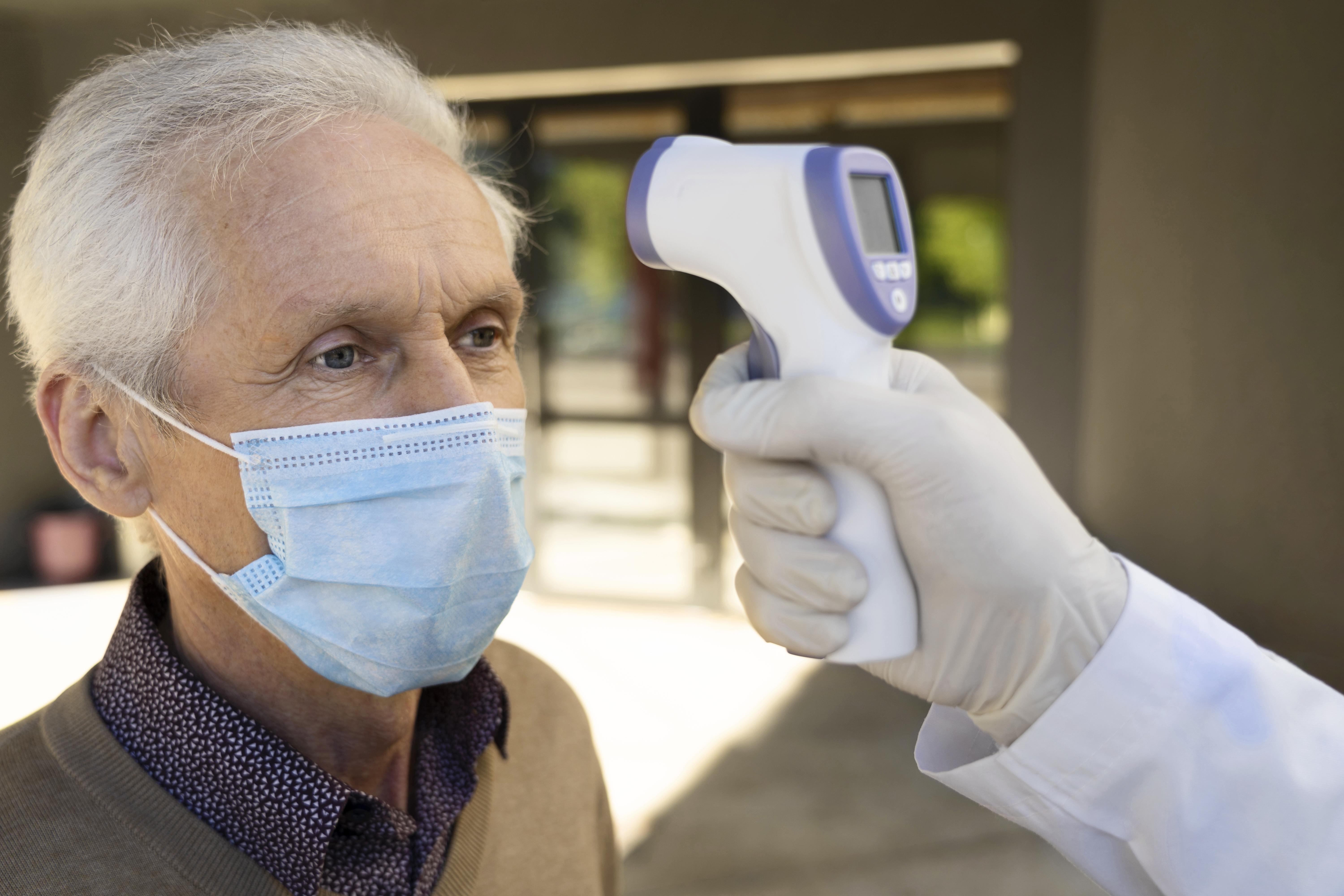 Enfermera tomando signos vitales para el cuidado del adulto mayor