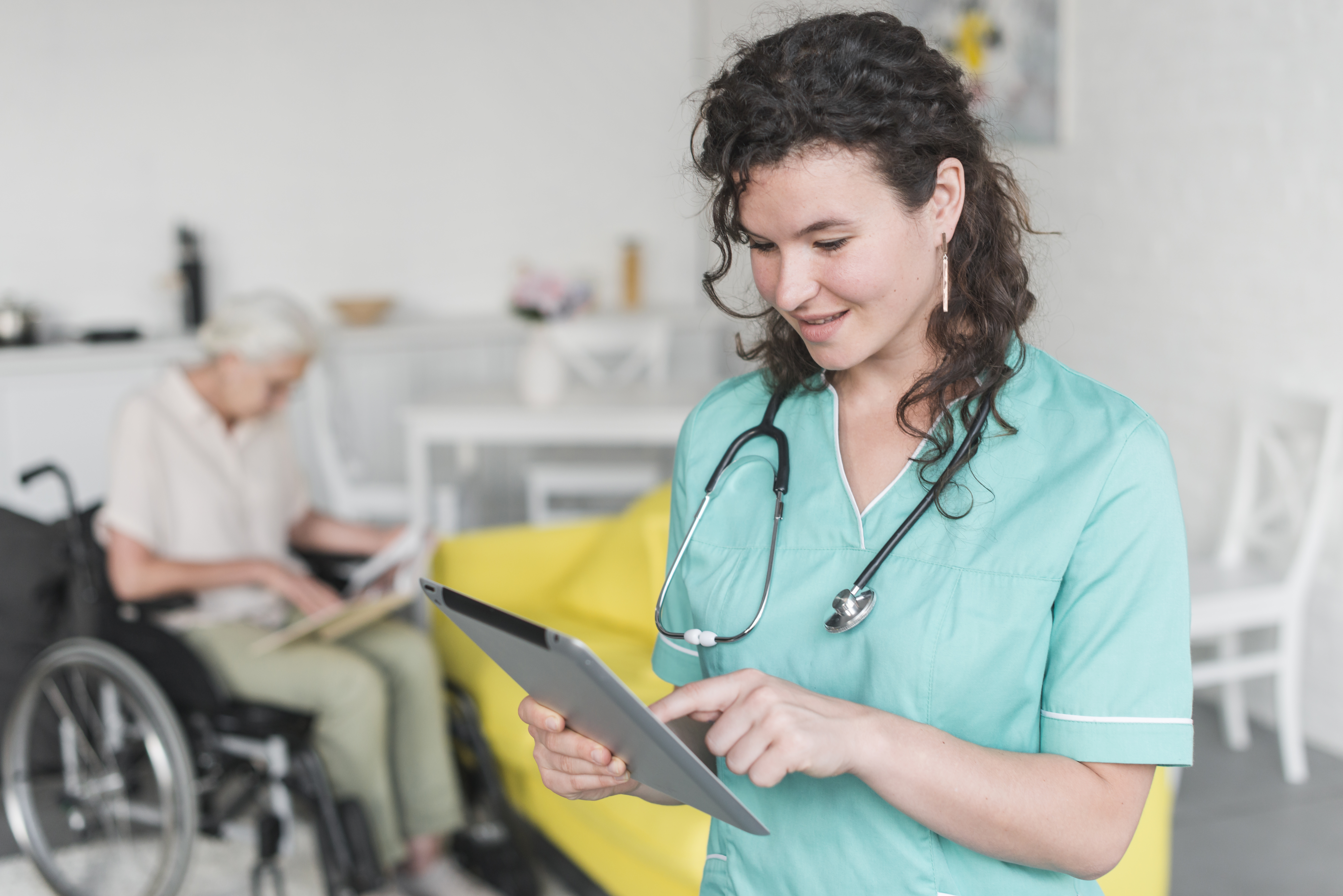 Cuidadora a domicilio en CDMX registrando signos vitales diarios de un adulto mayor